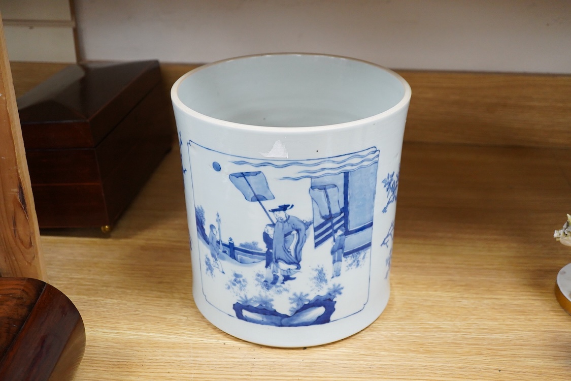 A large Chinese blue and white cylindrical pot, 24cm high